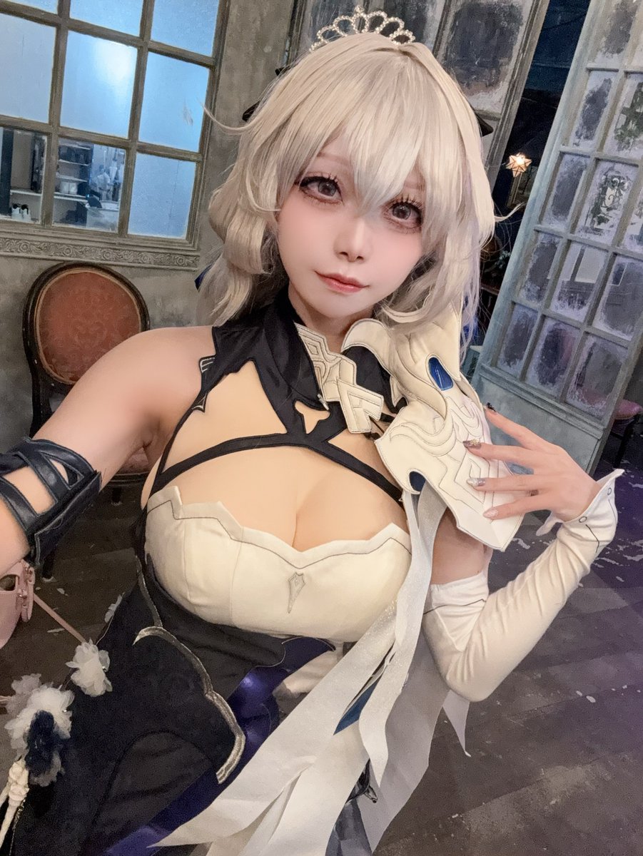 おそくほうですが、今日は崩壊3rdの大人ブローニャのコスプレをしてきた人です