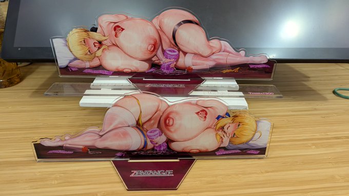 コミケ会場で頒布するセイバー&セイバーオルタのクソデカアクスタ出来ました。 存在感の塊。事後通販ある予定です。