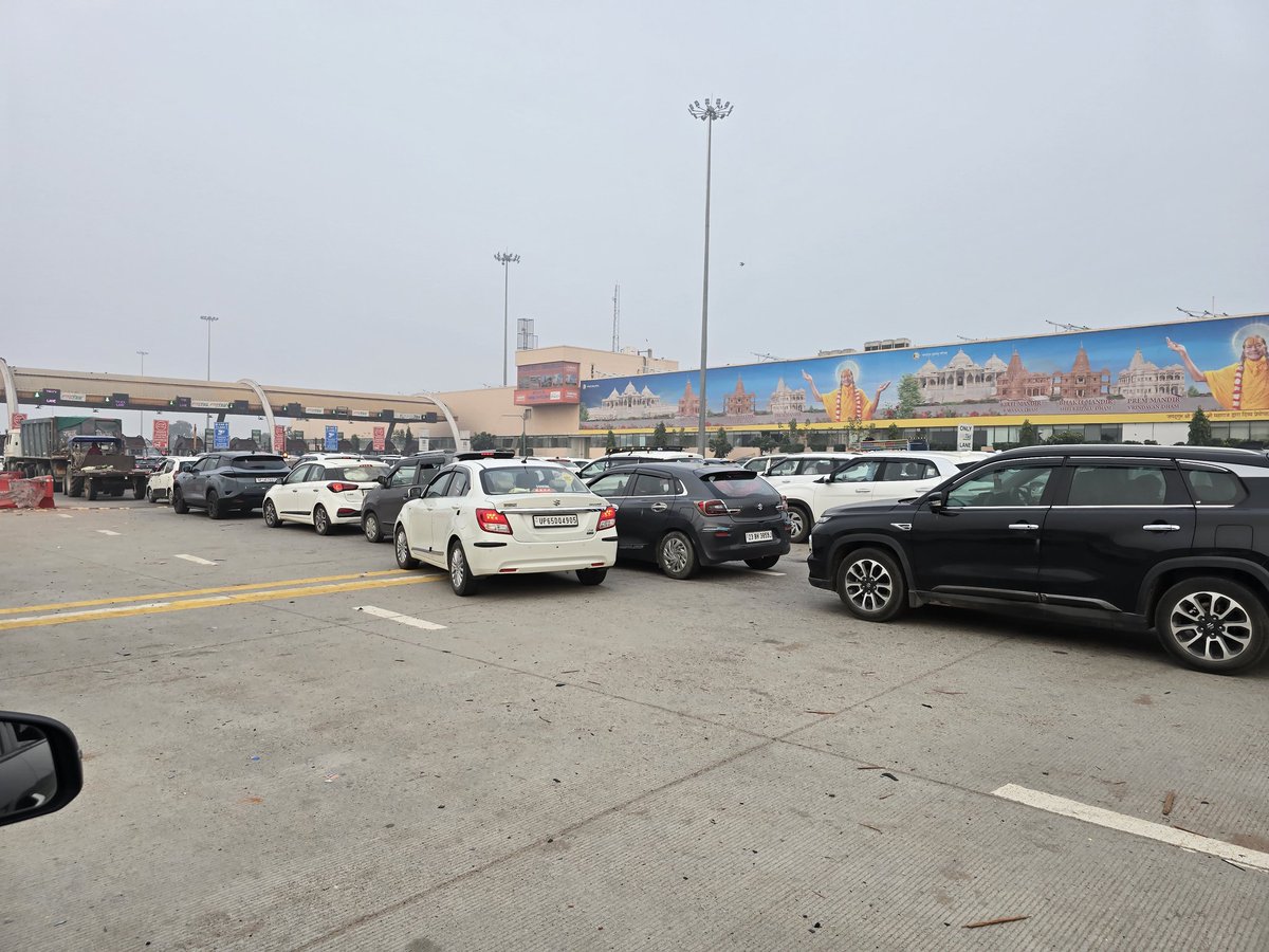 shopriteindia's tweet photo. @nitin_gadkari this is happening on zevar toll at Yamuna Expressway https://t.co/jBmyzbFB5R