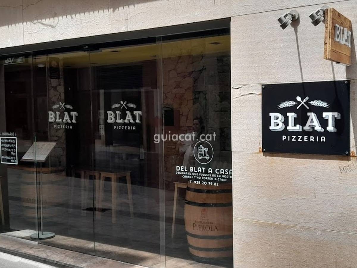 🔴 Atac catalanòfob a #Moià

Al restaurant "El Blat de Moià" una veïna va ser humiliada ahir al vespre per voler ser atesa en català. En demanar la carta en la nostra llengua, el propietari, sudamericà, li va etzibar:

“No hablaré catalán en mi vida. En 10 años vendrán todos los