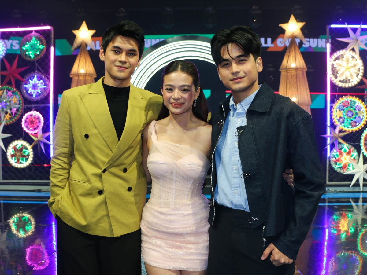 AllOutSundays7's tweet photo. Get into a romantic Christmas mood just in time for the Metro Manila Film Festival, as the cast of “Love You So Bad”—Will Ashley, Bianca de Vera, and Dustin Yu—took the stage. 🎄✨  #AllOutSundays #AOSHappyAngPasko https://t.co/5yvt7Fc3Da