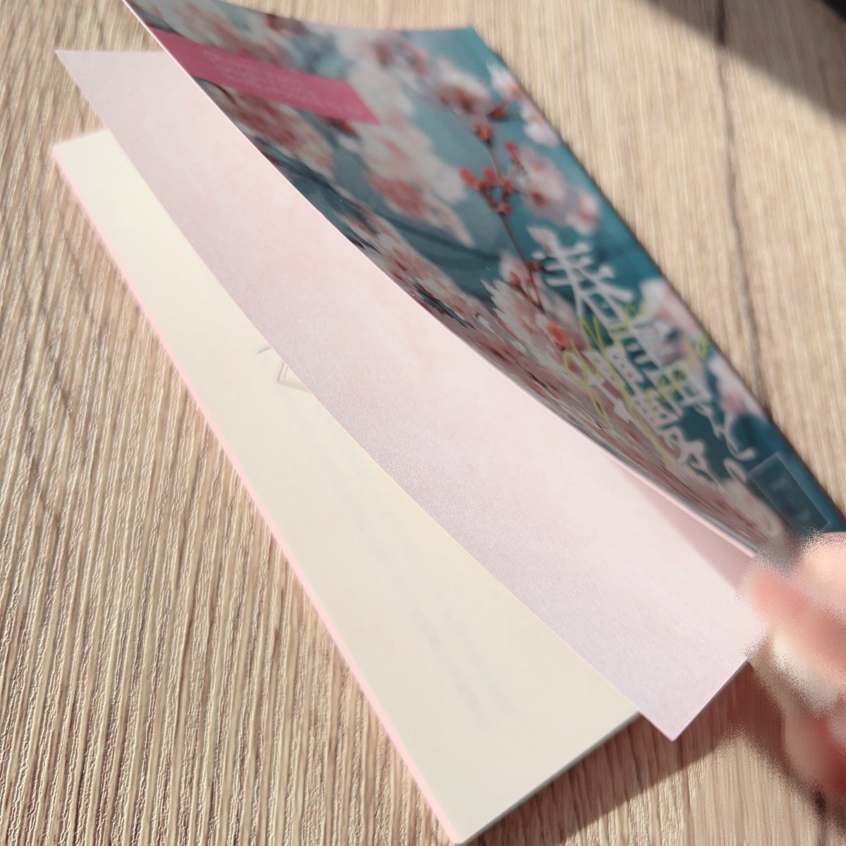 今度の新刊は初めてツクヨミさんでお願いしました！
表紙︰シェルルックN_ツインスノー
遊び紙︰新アトモス_ぼたん
小口染

使いたかった表紙と気になっていたベルベットPPでお願いしました。不備の部分を細かく丁寧にご連絡してくださりとても心強く感じました、ありがとうございます🙇‍♂️
#ツクヨミの本