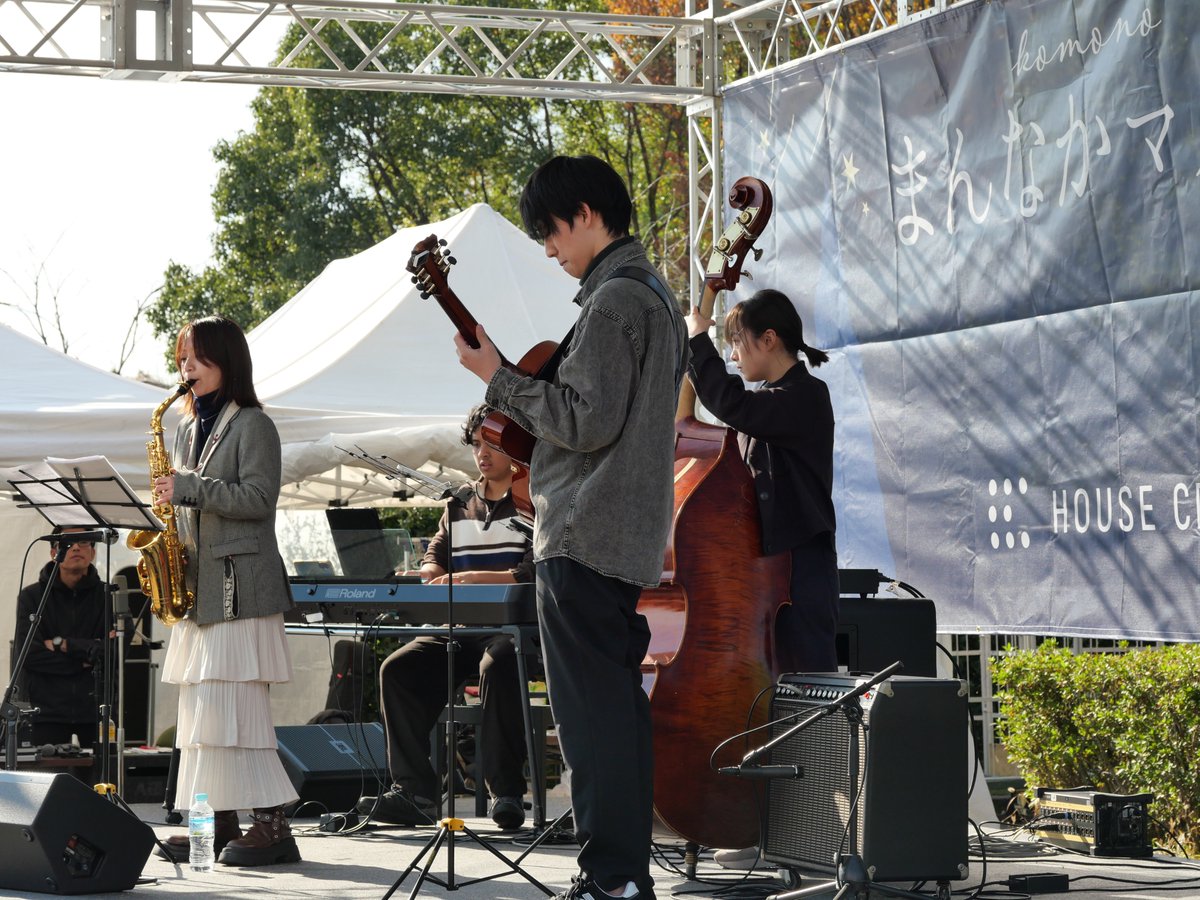 先日、菰野町役場で行われたハウスクラフトさん主催「まんなかマルシェ」に、四日市JAZZフェスティバルからの依頼で若手ジャズミュージシャン２組と、楽器・機材を手配しました。
晴天にも恵まれてたくさんのお客さまがご来場、若手ミュージシャンのフレッシュな演奏を楽しんでいただけました。