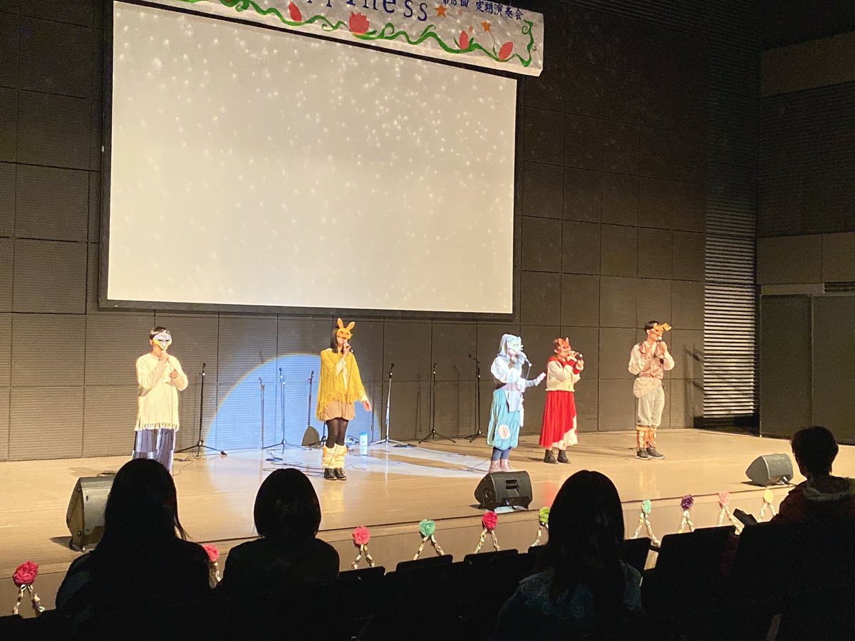 voi_teien's tweet photo. 2部の最後を飾るのは「はてのきゃらばん」の皆さんです🐺
美しく神秘的な演奏にご注目ください🌙
今日は運良く雪が降っているのでもしかしたら夜に雪原の中できゃらばんたちに会えるかも、、、 https://t.co/an8vpREYIu