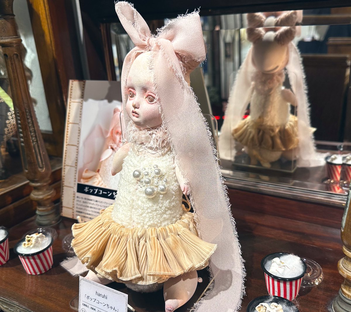 haruhi様(<a href="/haruhi_dolls/">haruhi</a>) の「ポップコーンちゃん」。
心臓からポップコーンっていうのがいいな…拍動に合わせて弾けるポップコーン…今まさに生み出してる！？と思わせる胸のパールが楽しい表現だなと思った。かわいい後ろ姿まで見えて嬉しい

#夢見るギニョール展-夜の映画館-