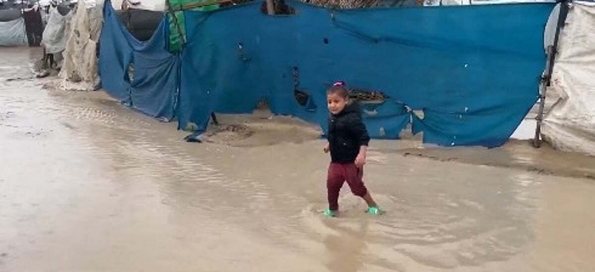 نازحون في غزة: دعم المملكة خفف وطأة النزوح في مواجهة المنخفض الجوي. أكدت الأسر النازحة في قطاع غزة، إن الدعم الذي قدمته المملكة يعد سندا إنسانيا حقيقيا، معربين عن امتنانهم لهذا الدعم الذي خفف من وطأة النزوح.. وأوضحت الأسر أن ذلك الدعم قد وفر لهم قدرا من الحماية في مواجهة المنخفضا 