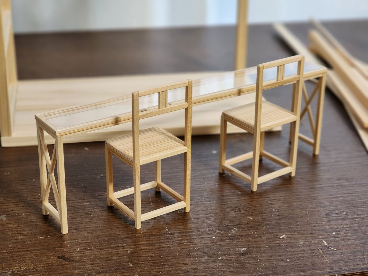 Footstep_BOX's tweet photo. カフェのテーブルとイスを作りました、次はキッチン周りを進めていきます。今日はここまで。 https://t.co/E5LJiM1Tl9