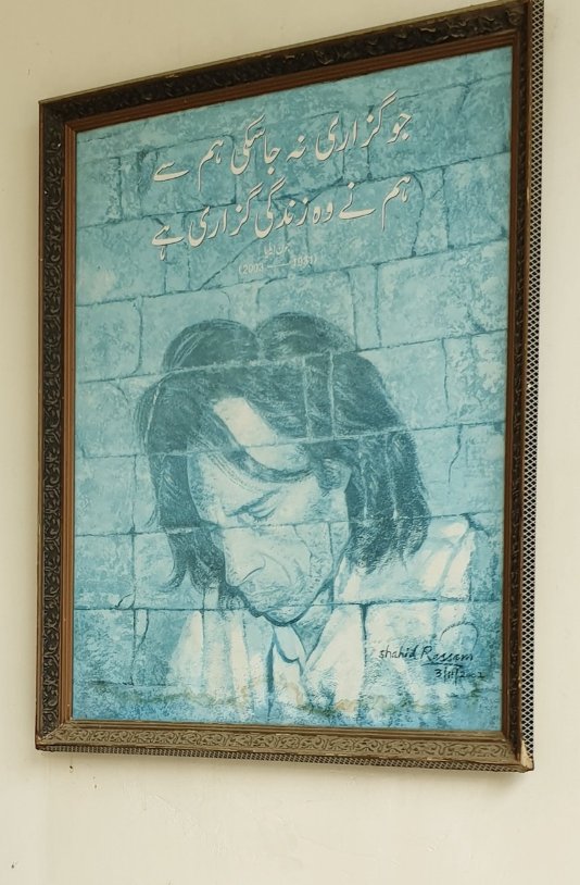 यूँ तो सबको लगता है कि कौन नही हो सकता है
लेकिन कोई आसानी से "जौन" नही हो सकता है

~ संचित पाण्डेय
#BirthAnniversary