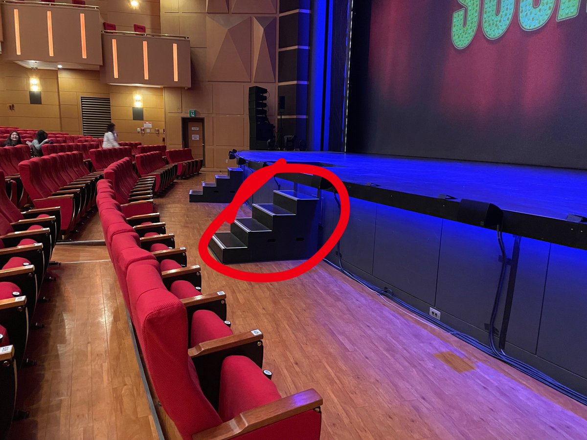OMG SUGAR IS SO FUN!!!!!!!!
Namsephine comes down these stairs and walk down the aisle 
HE SAT ON ONE OF THE AUDIENCES AND SHE FREAKED OUT SO BAD IT WAS HILARIOUS