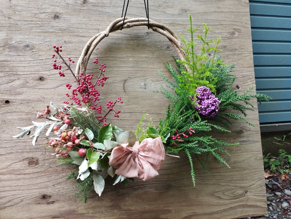 森や近所の道端で素材を集めて、屋久島の自然の恵みナチュラルリースを