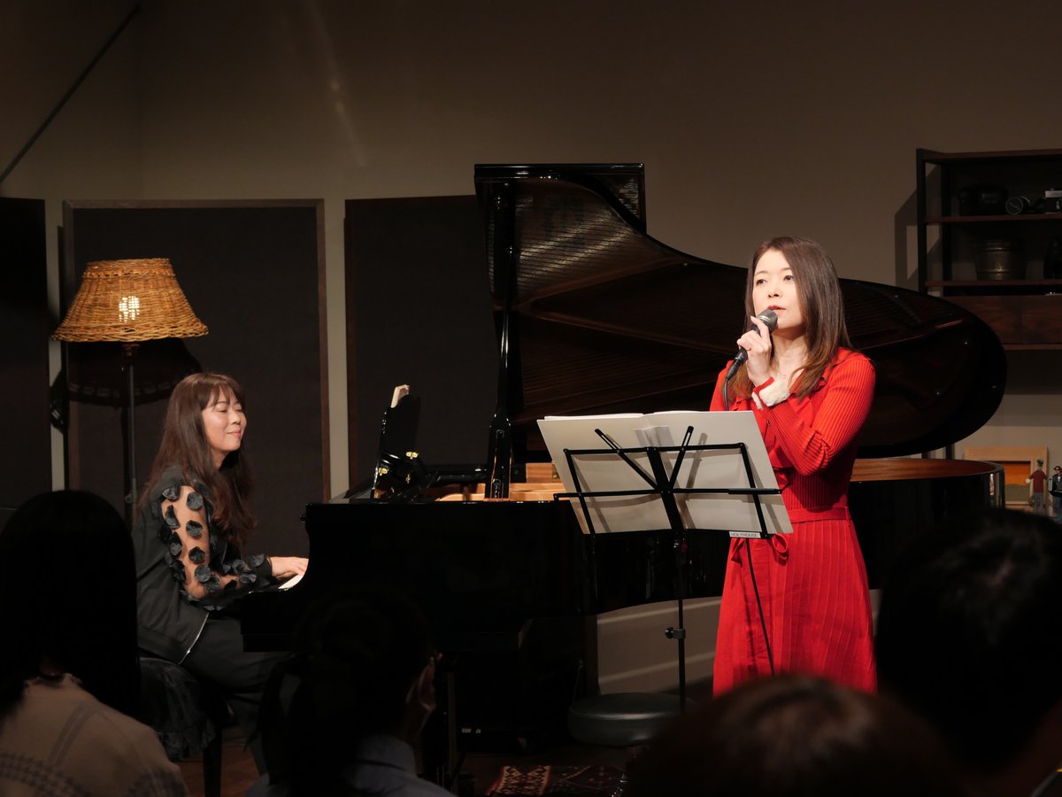 11月に行ったピアノとボーカル、ギターの生徒さん発表会。
このクラスはジュニアの生徒さんも多くPOPSが中心。
そんな中でクラシックピアノやジャズギターの生徒さんの頑張りも印象的でした。