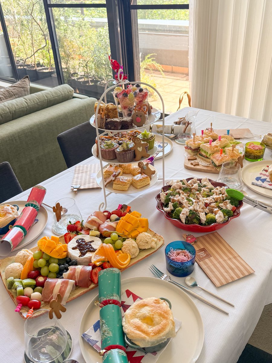 riesria's tweet image. 今日はお友達を呼んで、クリスマスハイティー🎄🧑‍🎄
ホリデー前の最後の週末、とっても楽しい時間が過ごせたよ。