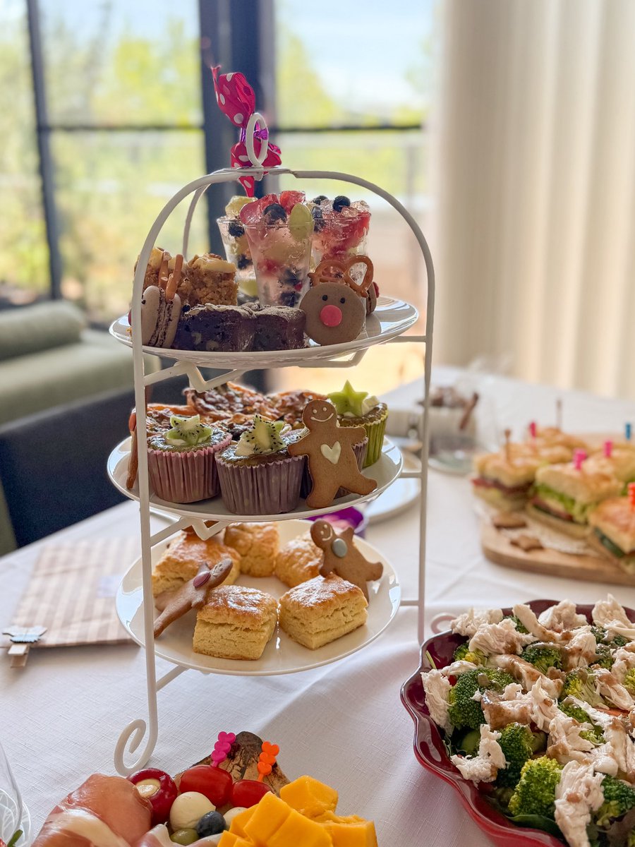 riesria's tweet image. 今日はお友達を呼んで、クリスマスハイティー🎄🧑‍🎄
ホリデー前の最後の週末、とっても楽しい時間が過ごせたよ。