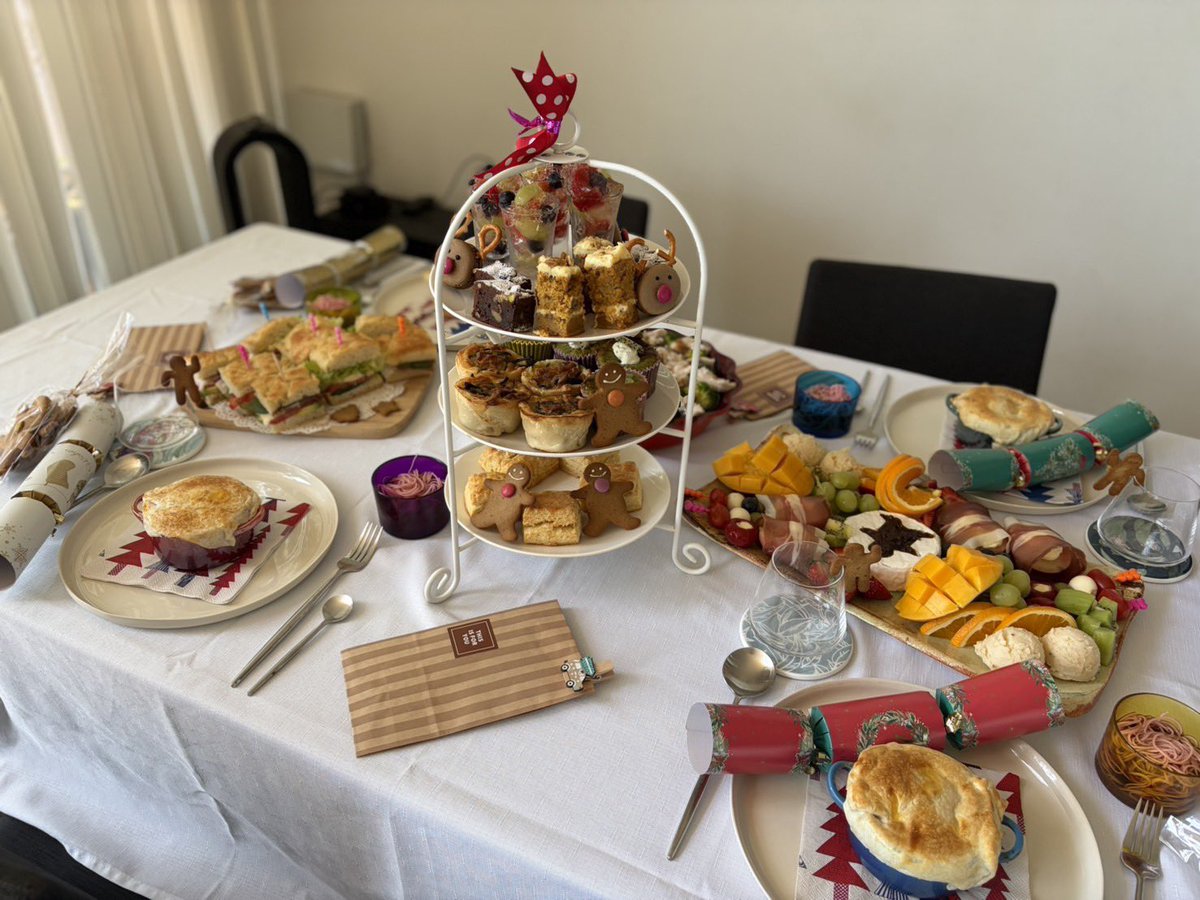 riesria's tweet image. 今日はお友達を呼んで、クリスマスハイティー🎄🧑‍🎄
ホリデー前の最後の週末、とっても楽しい時間が過ごせたよ。