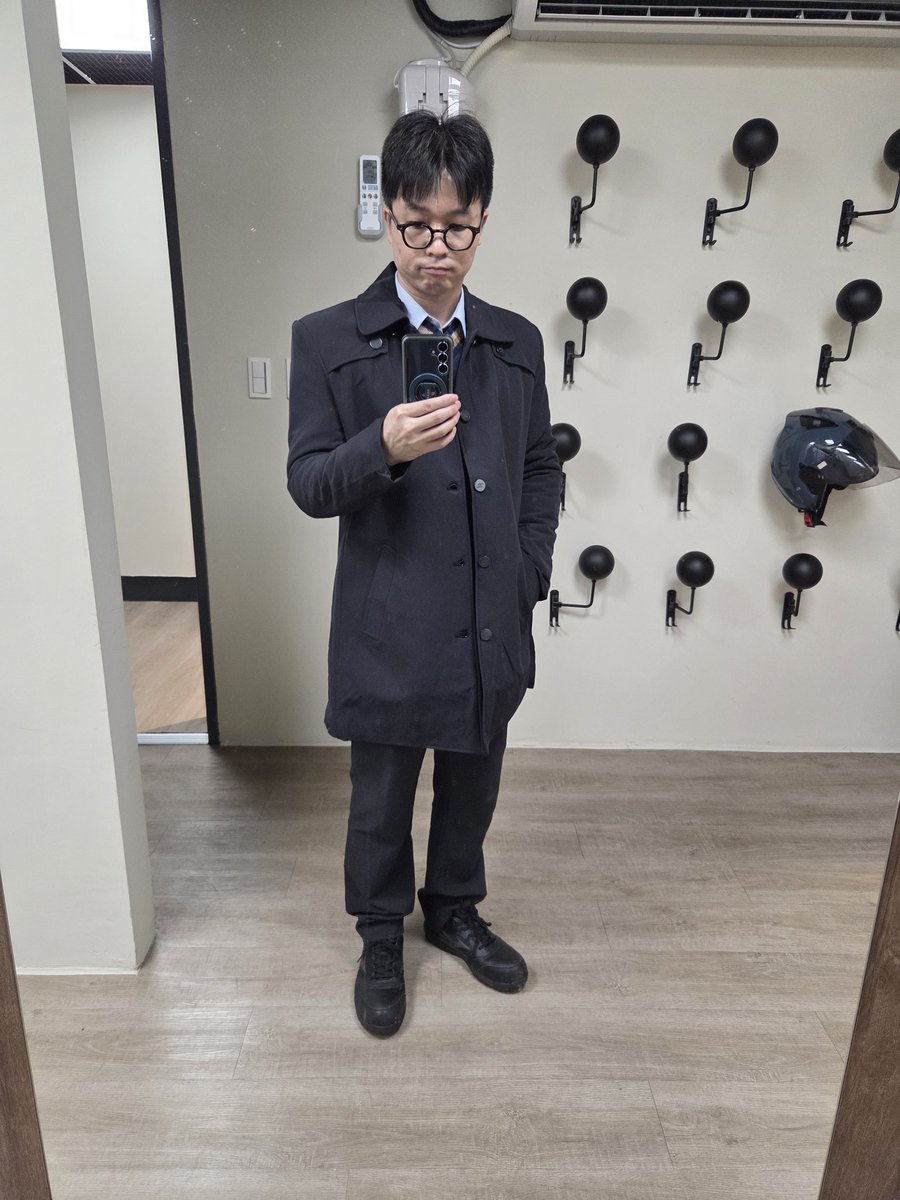 問我為什麼喜歡冬天，除了怕熱，就是要天氣冷才能穿這種大衣假掰呀😂。