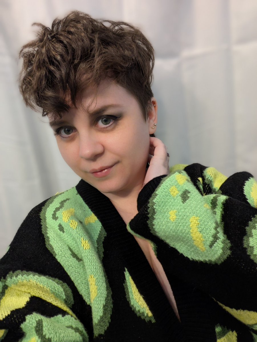 podgekinn's tweet image. I heard someone irrelevant was saying vtubers are ugly behind their avatars. 

I may be nearing 40, but I think I'm still pretty cute.