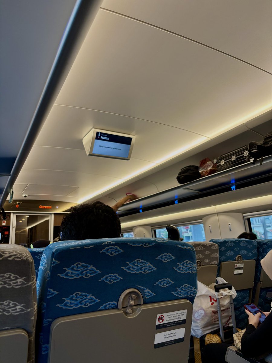 Happy banget pengalaman pertama naik kereta cepat, baru asik ngobrol udah sampai tujuan 🚄