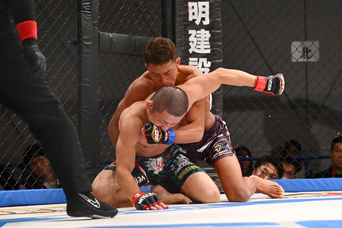 DEEP 12.14（昼）ニューピア（レポ）：元キック王者 20歳の杉山空、MMAデビュー8か月 3戦目で越智晴雄に判定勝ちしストロー級王者に。中務太陽、Road To UFC出場の小崎連に2R一本勝ち。力也、安谷屋智弘を1Rで粉砕 boutreview.com/3/reports/item…