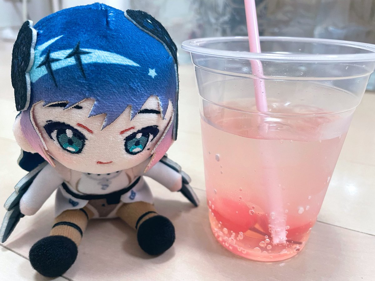 雨も止んだので、行ってきましたー✨
席いっぱいだったので、テイクアウトで！

とっても可愛いメイドさん達がいました🍹🩷

#推しV夜空イベント