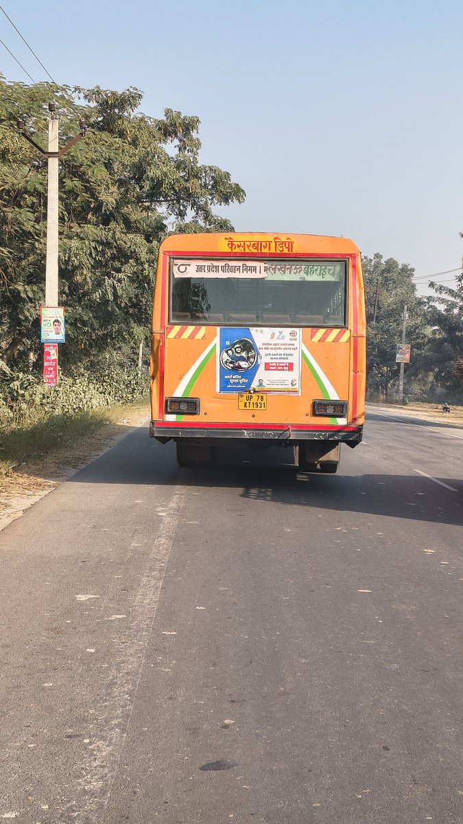 ssbrh405's tweet photo. यूपी रोडवेज की ये इतनी हाईस्पीड में लापरवाही पूर्वक चला रहा था कि अभी मैं अपने पिता जी के साथ बाइक से जा रहा था जान जाते जाते बची है। 14 दिसंबर लगभग 10 बजे सुबह स्थान लखनऊ से बहराइच रोड मरौचा के आस पास। @UPSRTCHQ @upsrtc_lko @armbsmksb #upsrtc https://t.co/nfXzFoapvF