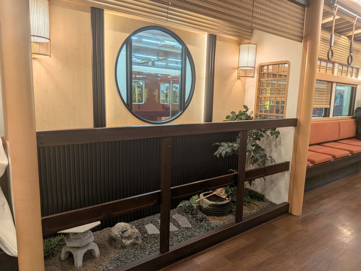 nauru_japan では私は今乗ってる電車の内装を…