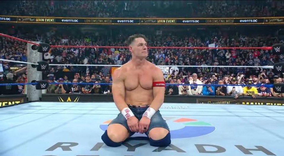 dkz_101's tweet image. نزال جون سينا ضد غونثر ( رأيي الشخصي)

كان مشهد وداع لشخصية عشنا معها سنين.

سينا ما خسر بعدّ الثلاثة، وما انهزم بضربة قاضية، خسر لأنه وصل للحد.

الإخضاع هنا مو ضعف لشخص مثل سينا … 

الإخضاع اعتراف من سينا انه انتهى و إن الجسد خلاص قال يكفي .

اللحظة الي أشوفها عبقرية :

ابتسامة…