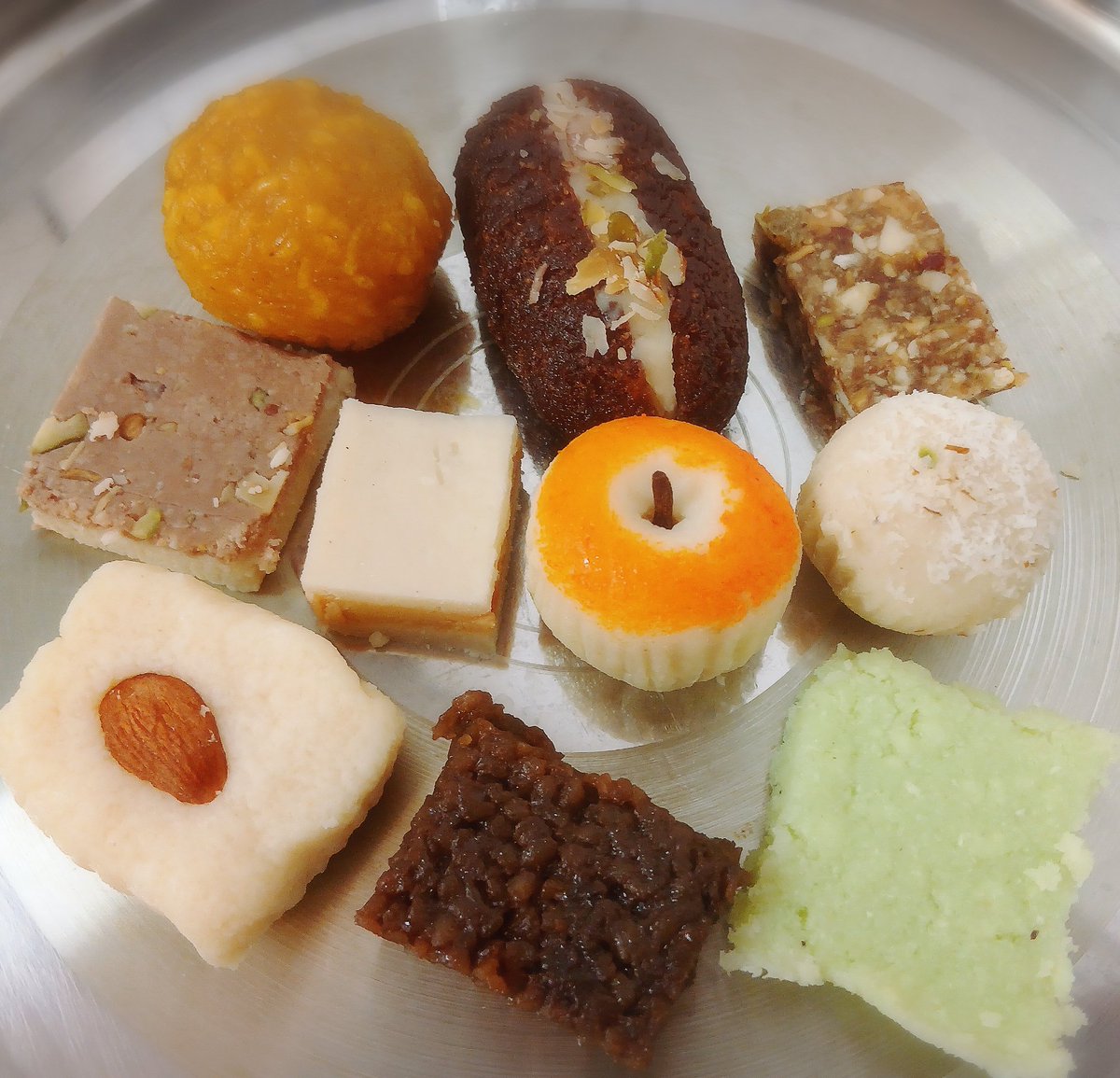 IntPunjab's tweet photo. こんにちは✨😃
ミタイ&amp;インドスナック販売中です🍰
店頭でお召し上がりもできます！
チャイと一緒にいかがでしょうか😊(のんびり)

#スズキパンジャブ
#ミタイ
#インド料理
#カレー
#スイーツ
#小山市
#栃木県 https://t.co/Oj7KnIuFvJ