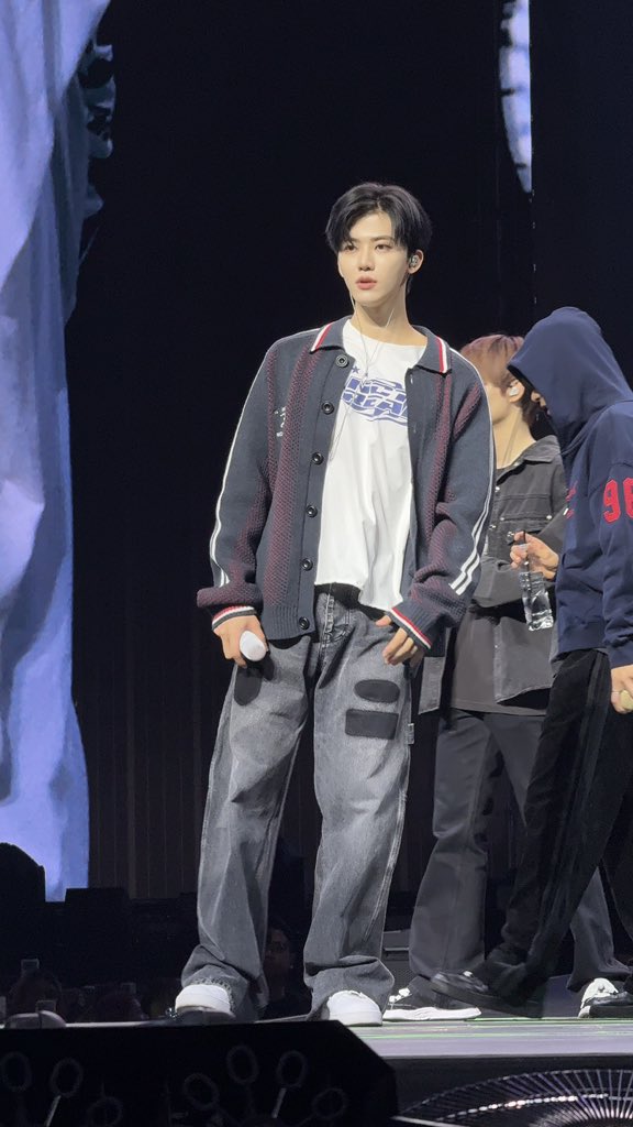augustjaemie's tweet photo. looking this fine for soundcheck…comma hair with bareface…oh jaemin na 🫠 https://t.co/muPMyUeFUp