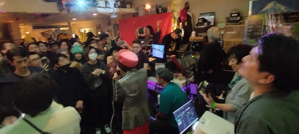 SLF_SPD's tweet photo. エイプリルズ with 愛してTONIGHT ft. 和田輪。 スペィドが1番コラボ回数多かったのが彼ら。4年ぶりのライブとのことだけど相変わらずのサワヤカさ☆イマイくんイグチさんナカマくんトクさん、そしてサポギターシンゴくん。何年経っても会えばすぐにあの頃に戻れる大切な仲魔☆

#ニジュッテンゼロ https://t.co/7GkYZ4fJhB