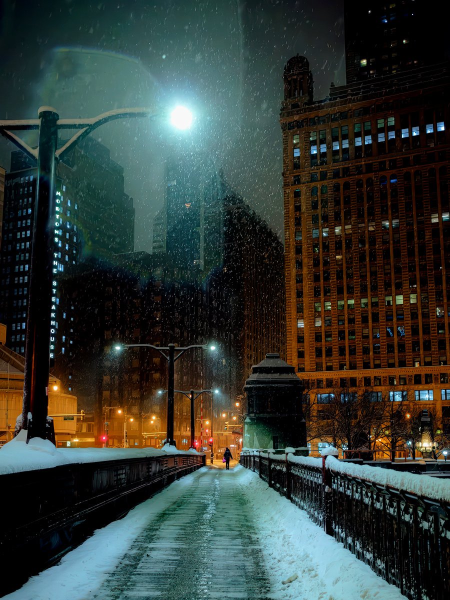 cameralab21's tweet image. Ease Ortiz - Even in the dark, I keep walking - Chicago downtown