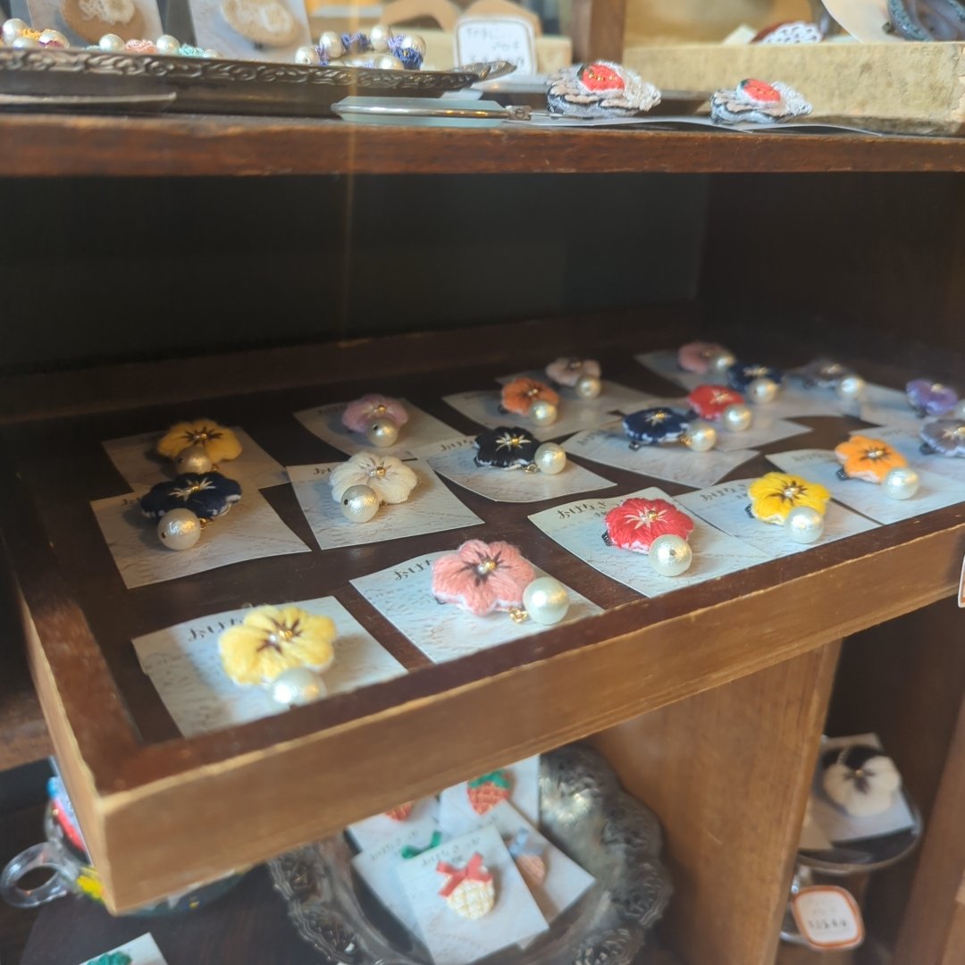 moca_m_o's tweet photo. atelier and shop mocaオープンしてます！今年の営業は残すところ今日と来週の20日(土)のみ🤣営業日数が少なくて申し訳ない🙇‍♀️2026年はもう少し営業日増やす予定です✨それから街の手作り市にももう少し出たいなと考え中✨予定は未定ですがね笑🤗ではこのあと19時までお待ちしております🎄suu🐞 https://t.co/m7XsqDa10Q