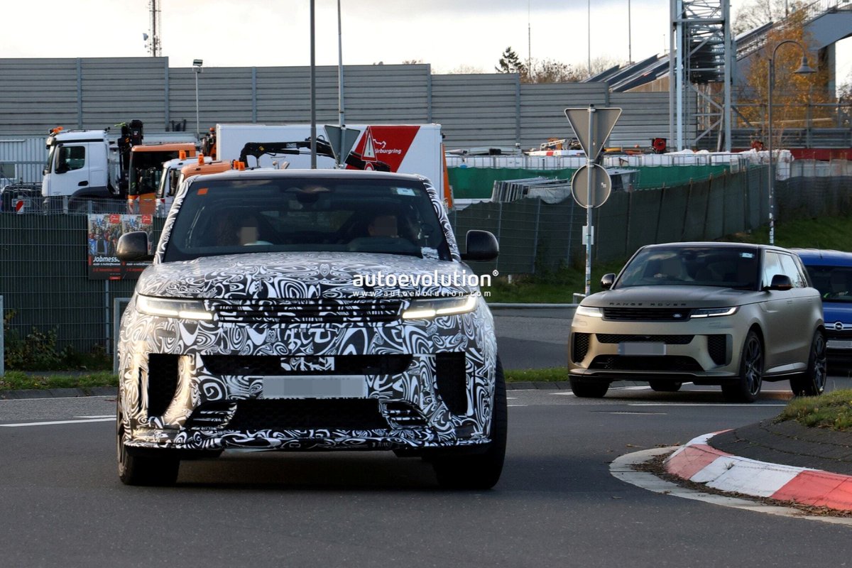 autoevolution's tweet image. The spiciest Range Rover Sport of them all, alleged to be called SVR instead of SV, is getting a much-deserved refresh in the latter half of 2026, making the newcomer a 2027 model for the United States market.

#2027rangeroversportsvr #rangeroversport #rangerover #spyshot