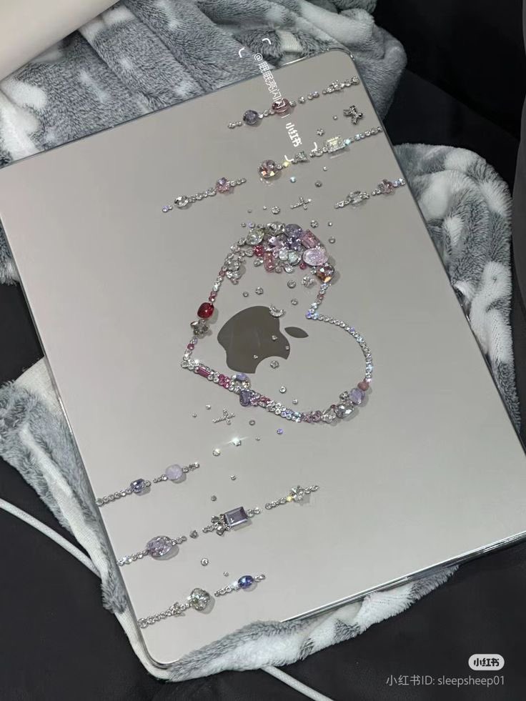 Narururu_v's tweet photo. 海外で流行ってるMac製品ストーンでデコる会誰かやろ🥺ᩚ https://t.co/IhUbX3rgYR