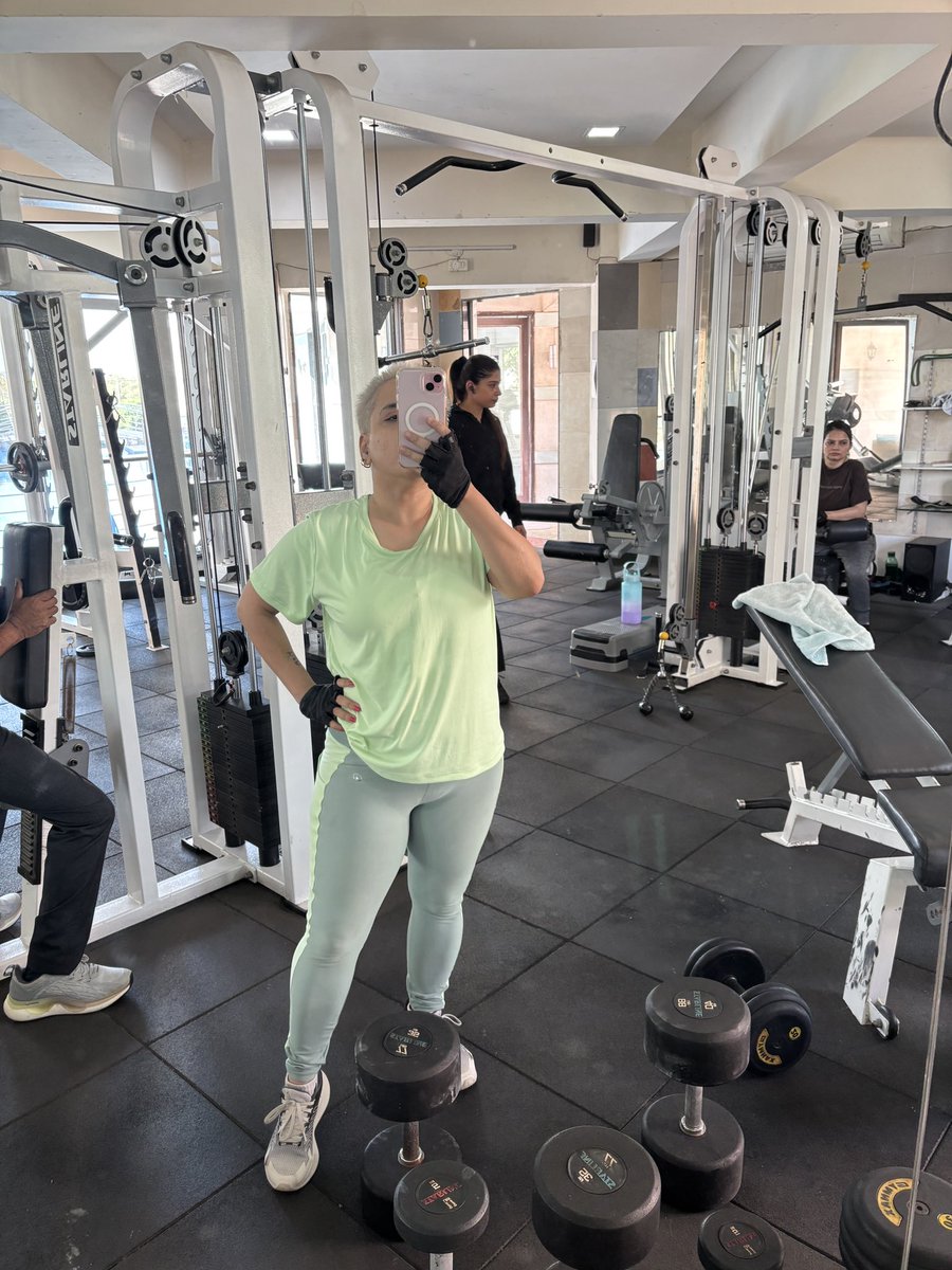 GalOutOfControl's tweet photo. I am telling you 🥹 #Week45 of 💪🏻 https://t.co/kWoDP3bqME