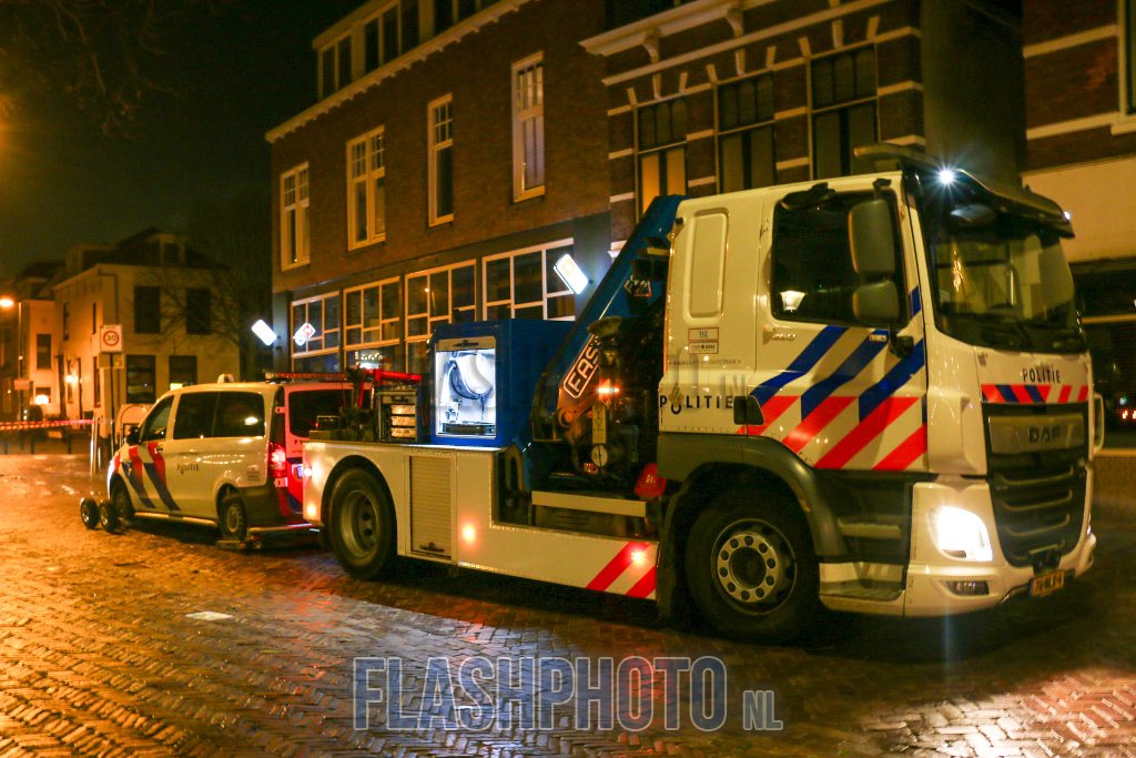 Motorblok politiebus beschadigd na botsing met poller