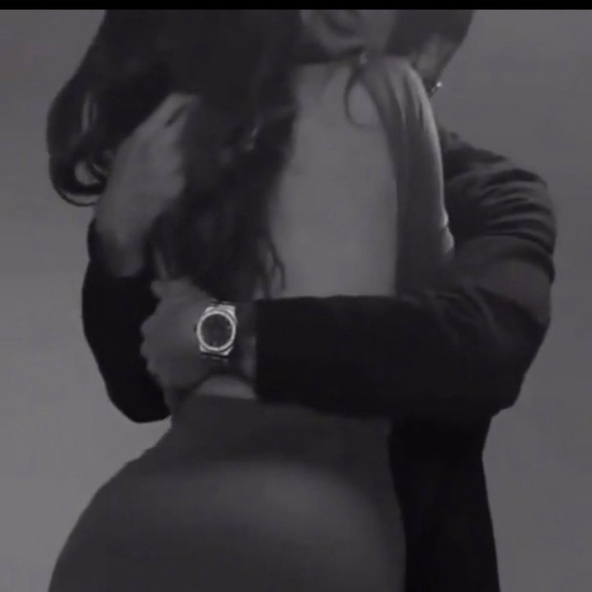 ضمني لصدرك ما عليك من العِتاب
خلي جروح العمر ترتاح وتنام
ألقى السكون بعينك وألقى الجواب
وأحس قلبي وسط حضنك له مقام

💓