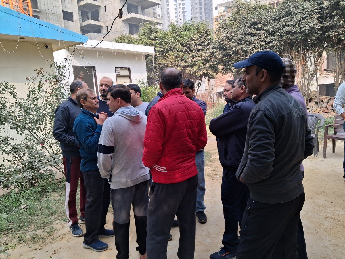 Aaj RNE ke devika skypers niwasi builder se paresaan hokar RNE chowki ka gheraw kiya taki hamari FIR likhi ja sake builder ke khilaaf aur GDA ko ye bola jaaye ki 2saal pahle allahabad highcourt ke adesanusaar handover karaya jaaye <a href="/gdagzb/">GDA Ghaziabad</a> <a href="/DevikaExt/">Devika Skypers Raj Nagar Ext.GZB</a> <a href="/myogiadityanath/">Yogi Adityanath</a> <a href="/CMOfficeUP/">CM Office, GoUP</a>
