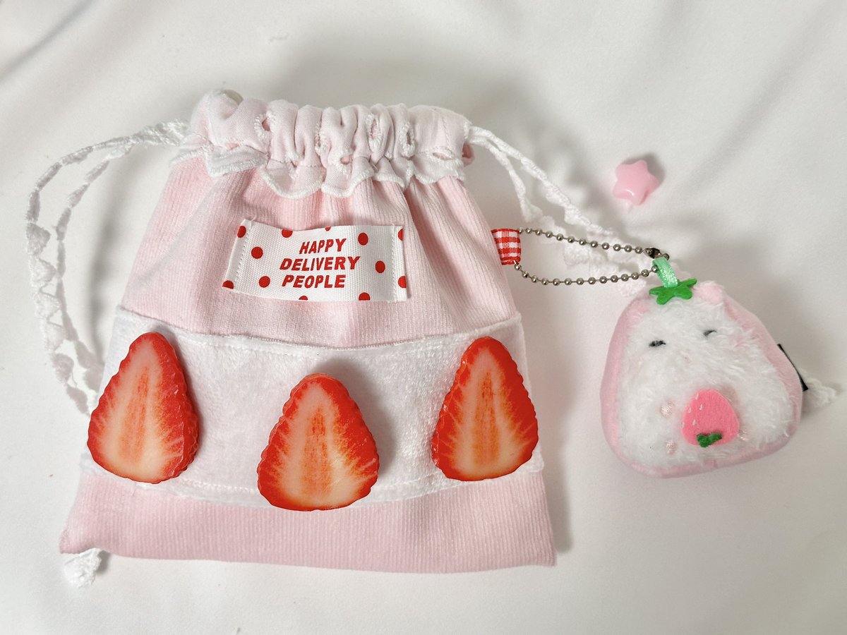 sanho_daily's tweet image. 요새 딸기를 계속 만지긴했는데 어째서인지 가챠에서도 딸기햄주먹밥이 나와주었어요💕🍓  암어쥑쥑