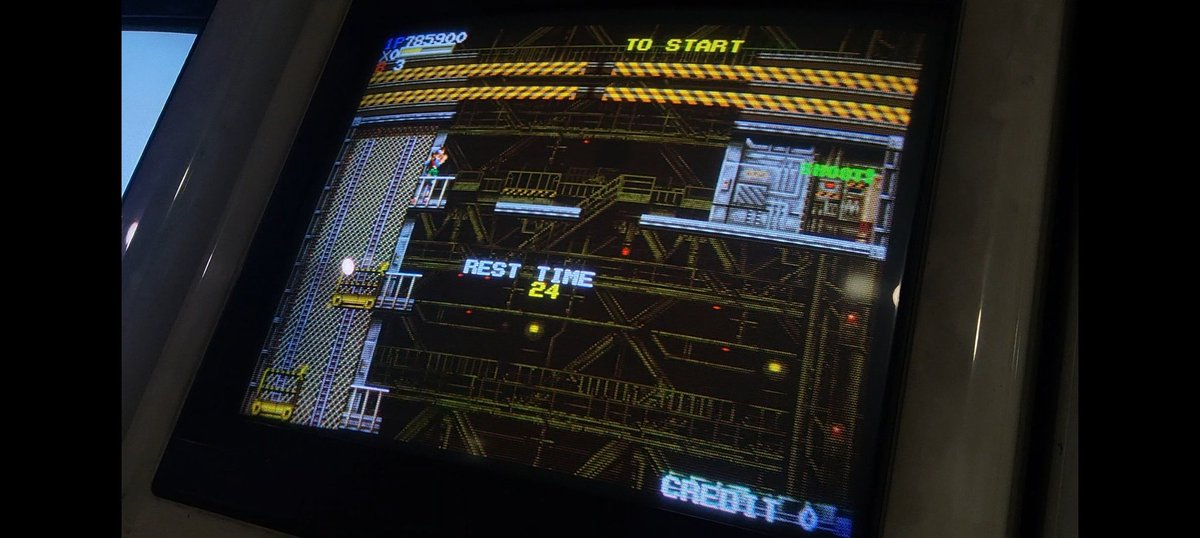 엘리베이터 액션 리턴즈를 하면 드는 생각
미사일을 밖으로 보낼까?
그냥 안에서 터트릴까?
어느쪽이든 꿈과 희망은 없는 엔딩...