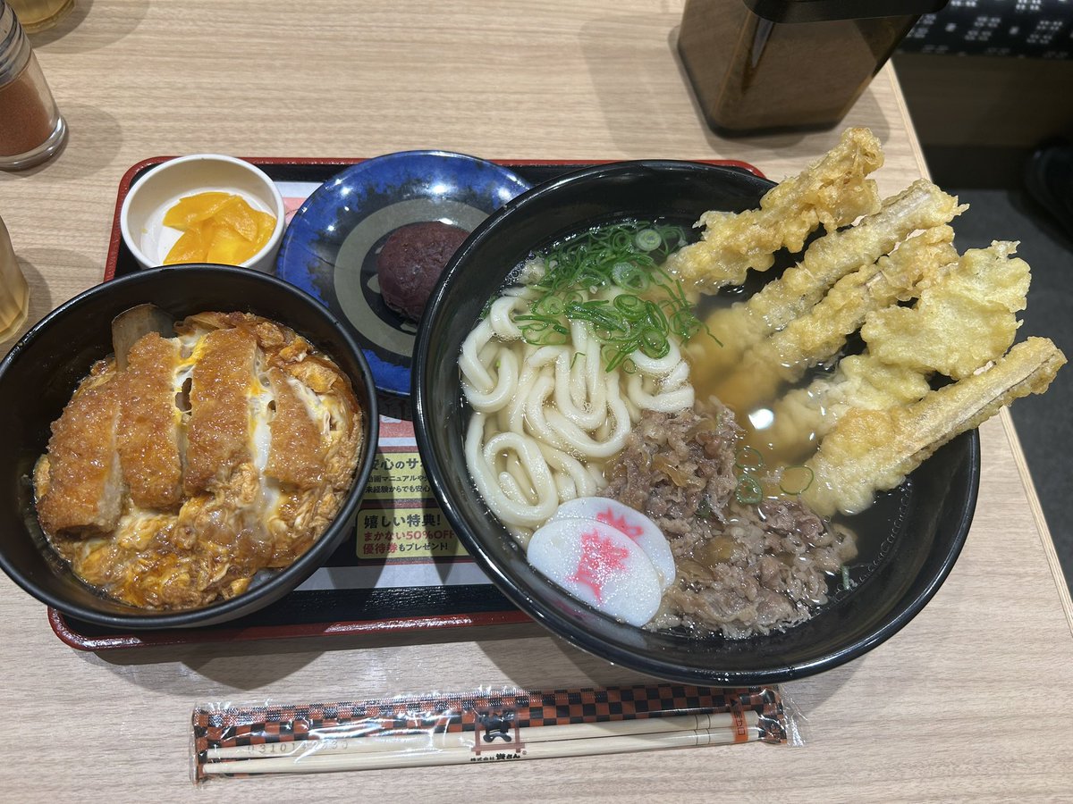 maukei3's tweet photo. 柏の資さんうどんで肉ごぽ天、とりごぼ天うどんにカツ丼とぼた餅で満腹。甘めのダシにごぼうが良い。
#柏　#資さんうどん　#うどん https://t.co/F68AxWqCNp