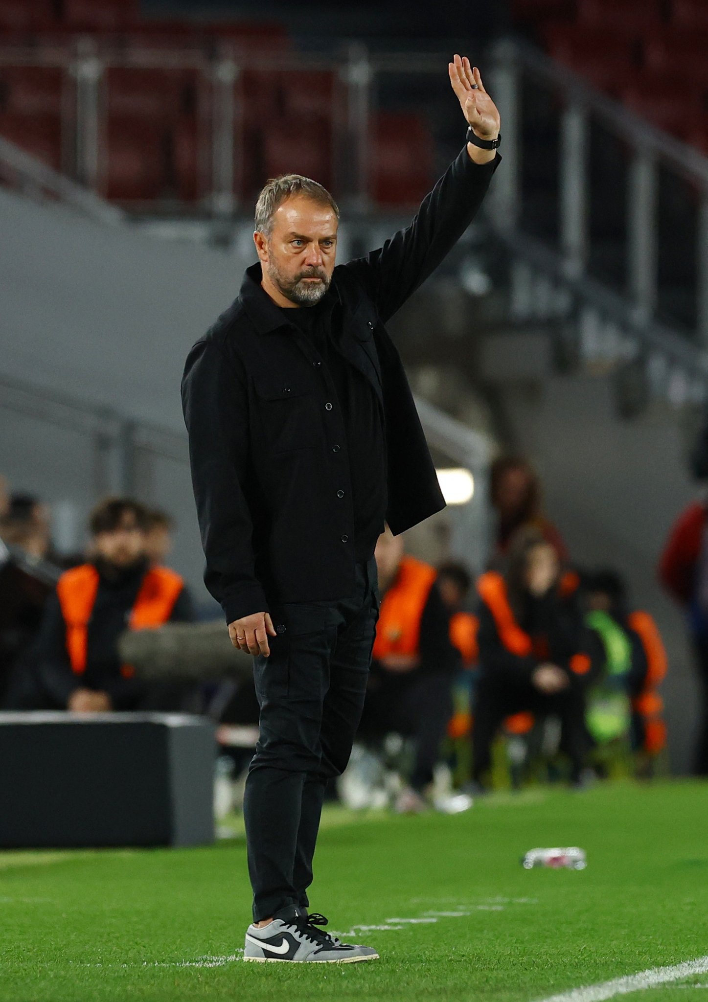 فليك وعد فأوفى... في 26 نوفمبر، خسر برشلونة أمام تشيلسي بنتيجة 0-3. هانزي فليك بعد المباراة: "أعدكم، ستشاهدون فريقاً مختلفاً قريباً". ومنذ ذلك الحين: برشلونة 3-1 ألافيس. برشلونة 3-1 أتلتيكو مدريد. برشلونة 5-3 ريال بيتيس. برشلونة 2-1 إينتراخت فرانكفورت. برشلونة 2-0 أوساسونا 