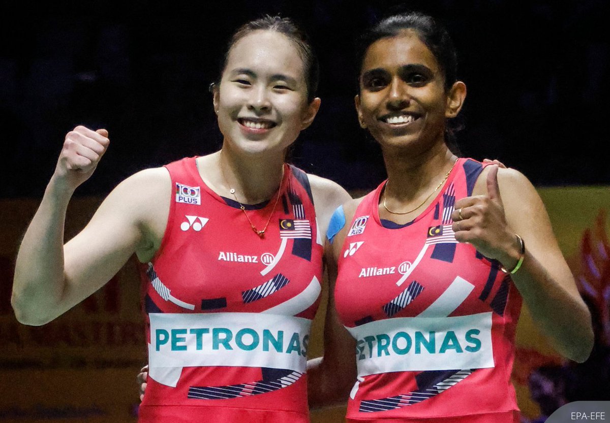 NewsBFM's tweet photo. 🔥🚨BREAKING: World No. 2 Pearly Tan and M. Thinaah clinched Malaysia’s first SEA Games badminton gold in Bangkok, ending a 10-year women’s doubles drought.

They beat Indonesia’s Febriana Dwipuji Kusuma and Meilysa Trias Puspitasari 21-16, 19-21, 21-17 to win the title. https://t.co/sgXP3FwDHS