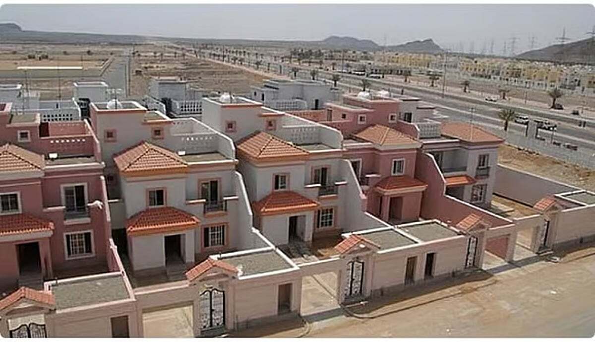 مسؤول: غرامة مالية تصل إلى 100 ألف ريال حال عدم تسجيل العقار. قال يزيد اليحيا المتحدث الرسمي للسجل العقاري، إن نظام التسجيل العقاري نصّ على إلزامية تسجيل العقارات، ويترتب على عدم التسجيل فرض غرامة تصل إلى 100 ألف ريال.. وأضاف «اليحيا»، خلال لقائه ببرنامج «يا هلا» المذاع على قناة «روتانا خليجية»، أن كل مالك عقار ملزم بالتسجل لعقاره، منوها بأن التسجيل في السجل العقاري مستمر، ولا عقوبات خلال فترة الـ90 يوما الأولى 