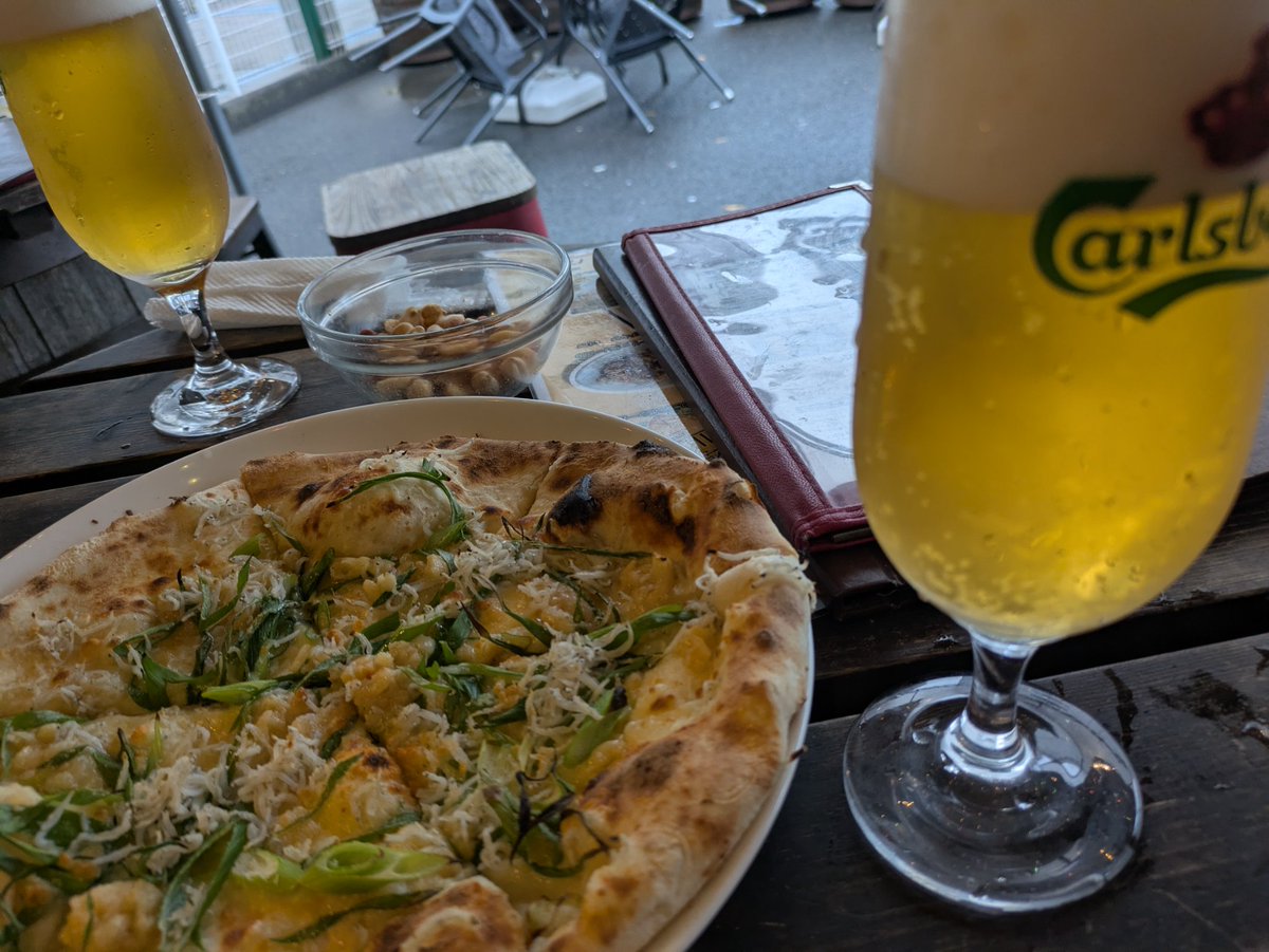 nikopam's tweet photo. ConeLiさんでお昼ご飯。昨日食べられなかったしらすのピザうま～。
残念ながらE5にご縁がなかったので呑んじゃうもんねー、ビールも美味しい〜。
#ConeLi https://t.co/HLXi8jxFDf
