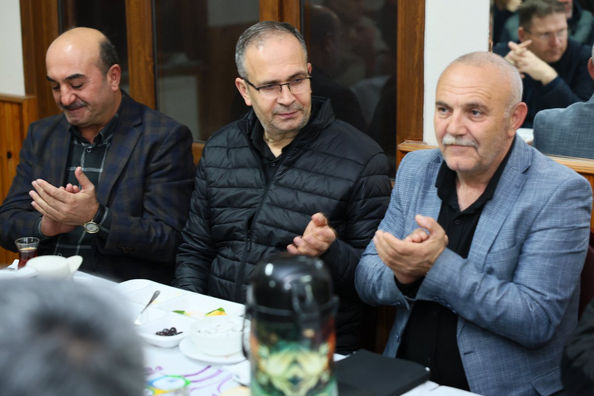 tevfikgoksu's tweet photo. Çiftehavuzlar Camii’nde eda ettiğimiz sabah namazının ardından İlçe Başkanımız @EmrullahErkus ile birlikte hemşehrilerimizle bir araya geldik. Mahallemizde ve ilçemizde sürdürdüğümüz çalışmalar hakkında fikir alışverişinde bulunduk. https://t.co/AnIJ3yCYsz