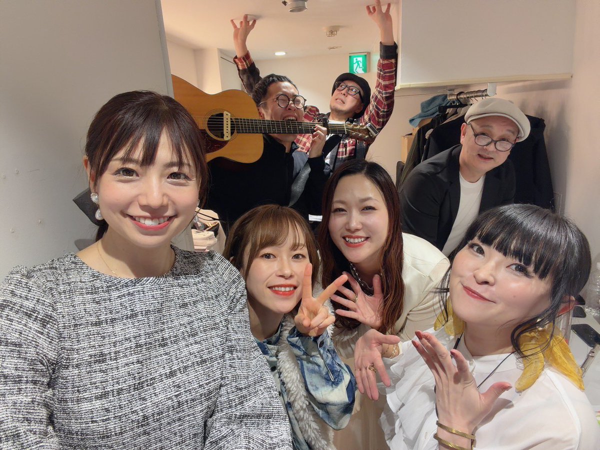 伊藤さくらちゃんライブのサポートで弾いてまいりました！新たに導入した機材達も上々でした🤩写真は楽屋で撮った演者達の集合写真。テーマは「俺が天井を支えてるから早く写真を撮るんだ！」です👌