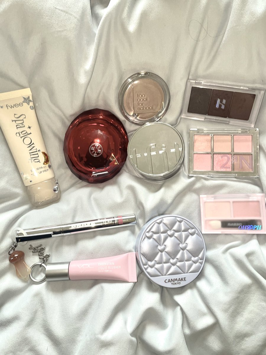 co_pan_oO's tweet image. 今日のコスメデッキ〜ദ്ദിᐢ- ̫-ᐢ₎
セルフまつパ頑張った甲斐があった！！😭
 #motd