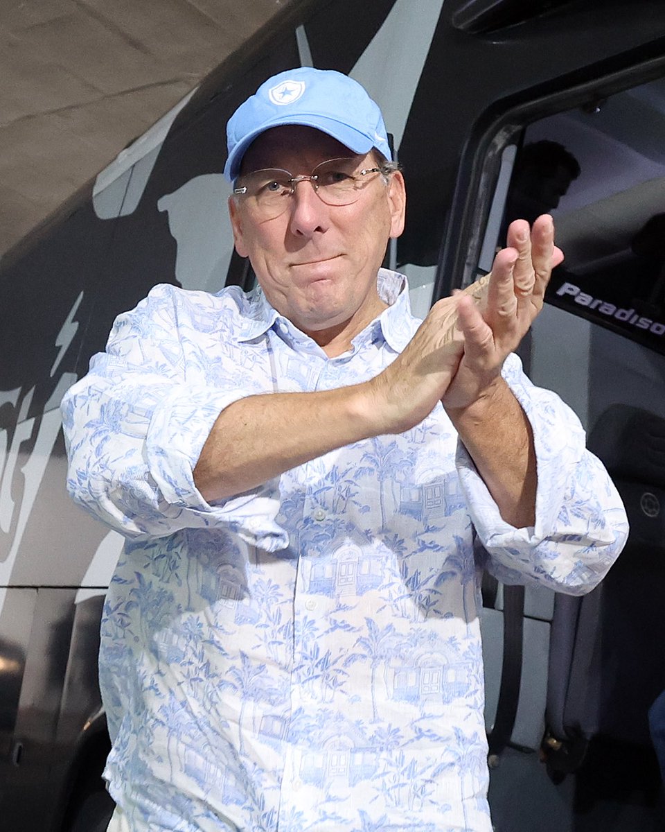 informafogo's tweet photo. Botafogo não enxerga um inchaço no elenco e está buscando jogadores diferentes dos que estão no clube atualmente.

A diretoria condiciona as saídas aos jogadores que vão chegar. Se todos os reforços chegarem, por exemplo, existiriam cinco opções para os lados do campo. Mesmo assim, não há uma força-tarefa para enxugar setores.

O Alvinegro entende que não há atleta inegociável no time; se chegar boas propostas, haverá conversas para um meio-termo. As exceções são Barrera e Montoro. 

A dupla é praticamente intocável e a diretoria deseja mantê-los, pelo menos, nos primeiros seis meses de 2026, visando valorização esportiva e financeira.

— @geglobo 
📸 | Vitor Silva e Arthur Barreto/BFR