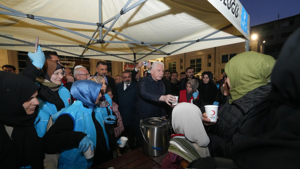 TC_istanbul's tweet photo. Valimiz Davut Gül, Avcılar Merkez Ulu Camii'nde Cihannüma Dayanışma ve İş Birliği Derneği ve sivil toplum kuruluşlarının katılımıyla düzenlenen “Aileler Sabah Namazında Buluşuyor” programına katıldı.

Namazın ardından vatandaşlarla musafaha yaparak sohbet eden Vali Gül’e, Esenyurt Kaymakamı Fatih Çobanoğlu eşlik etti. 

@gul_davut

📍#Avcılar