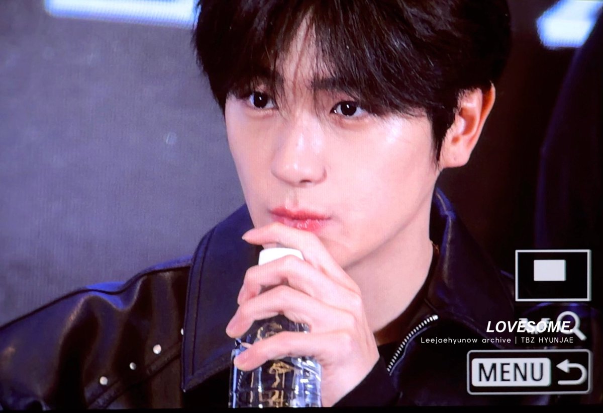 251214  #현재 꽃에물주기💦

#더보이즈 #THEBOYZ #TBZ #이재현 #HYUNJAE